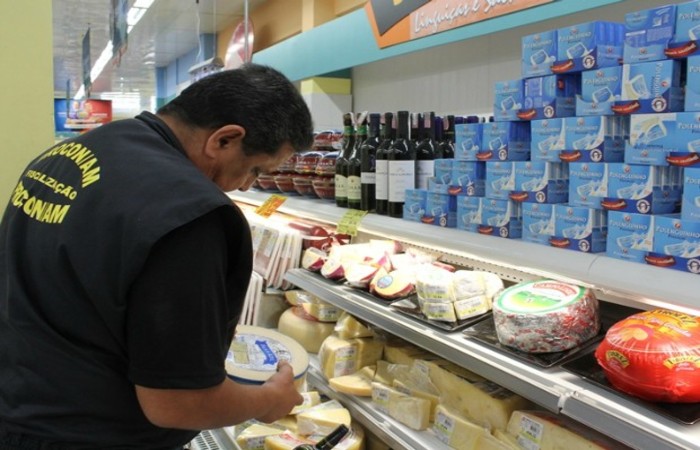 Produtos vencidos ou com aparÃªncia desagradÃ¡vel devem ser evitados para o consumo. Foto: DivulgaÃ§Ã£o/SEJUS