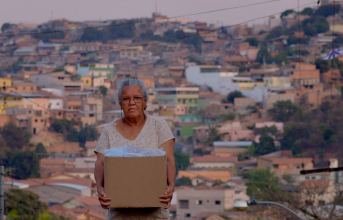 O curta-metragem Dona Snia pediu uma arma para seu vizinho Alcides (2011) inspirou cenas do longa. (Foto: Filmes de Plstico/Divulgao)