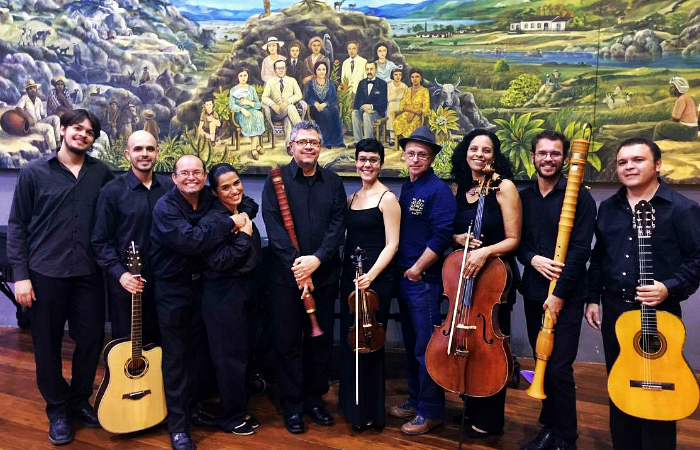 O maestro e compositor Eli-Eri com o grupo Iamak. Foto: Divulgao