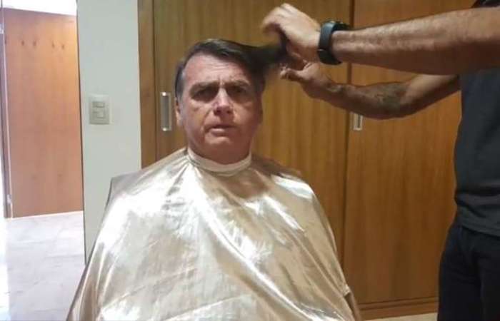Na segunda-feira, Bolsonaro cancelou uma reunio com Jean-Yves Le Drian no ltimo minuto e publicou um vdeo no Facebook enquanto cortava o cabelo no horrio. Foto: Reproduo/Facebook.
