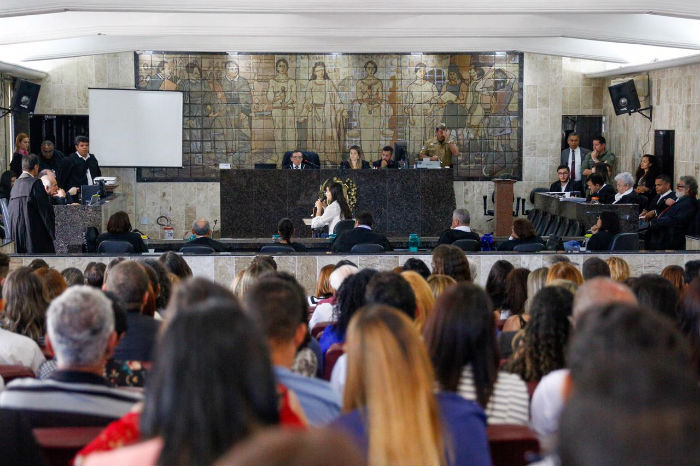 O jri popular, presidido pelo juiz Pedro Odilon de Alencar, tem sete jurados, sendo quatro mulheres e trs homens. Foto: Leandro de Santana/Esp. DP.