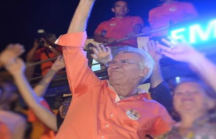 Em Goiana, mesmo sob licena mdica, prefeito Osvaldo Rabelo Filho  alvo de processo de impeachment (Foto: Reproduo/Facebook) (Em Goiana, mesmo sob licena mdica, prefeito Osvaldo Rabelo Filho  alvo de processo de impeachment (Foto: Reproduo/Facebook))