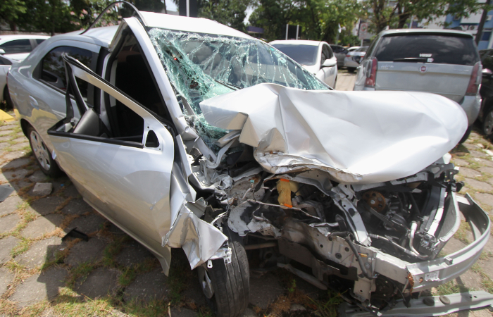Somente o lado do carro que Patrcia estava sentada ficou destrudo - Foto: Nando Chiappetta/Arquivo DP