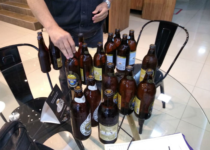 Foram encontrados refrigerantes e cervejas com prazos de validade vencidos. Foto: Procon