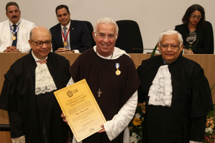 O presidente da Fundao Terra, padre Airton Freire, recebeu homenagem na categoria grande oficial. Foto: Bruna Costa/Esp. DP.