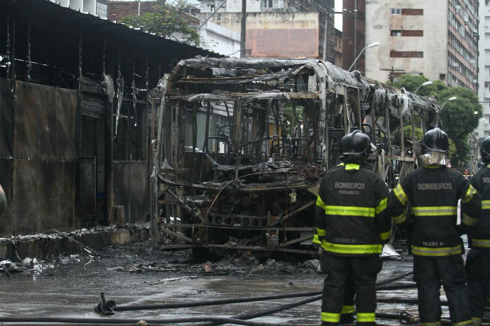 Residência pega fogo e bombeiros utilizam 6 mil litros de água no