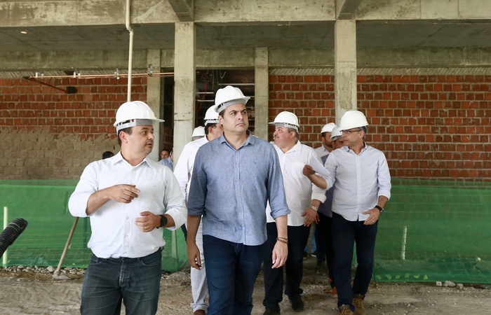 Paulo Cmara vistoriou as obras do Hospital Geral Governador Eduardo Campos. FOTO: Hlia Scheppa/SEI