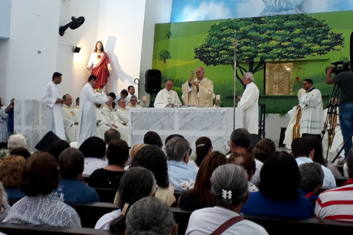 Arcebispo contou um pouco da sua trajetria e ouviu depoimentos de amigos e auxiliares. Foto: Patrcia Monteiro / DP