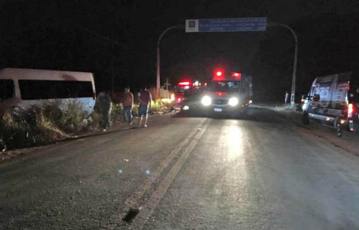 Uma ambulncia prestou atendimentos no local, e o motorista da van, que prestava apoio  equipe de Luan, ficou ferido. Foto: Divulgao