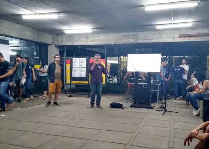 Fred Zero Quatro e Paulo Rubem Santiago discursaram sobre as condições atuais das universidade públicas. Foto: Divulgação/Fora da Curva (Foto: Divulgação/Fora da Curva) Fred Zero Quatro e Paulo Rubem Santiago discursaram sobre as condições atuais das universidade públicas. Foto: Divulgação/Fora da Curva (Foto: Divulgação/Fora da Curva)