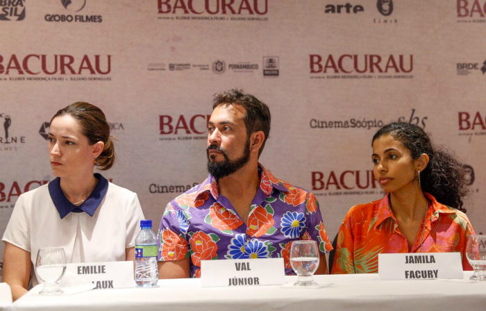 A produtora Emilie Lesclaux e os atores Val Jnior e Jamila Facury. Foto: Leandro Santana/DP