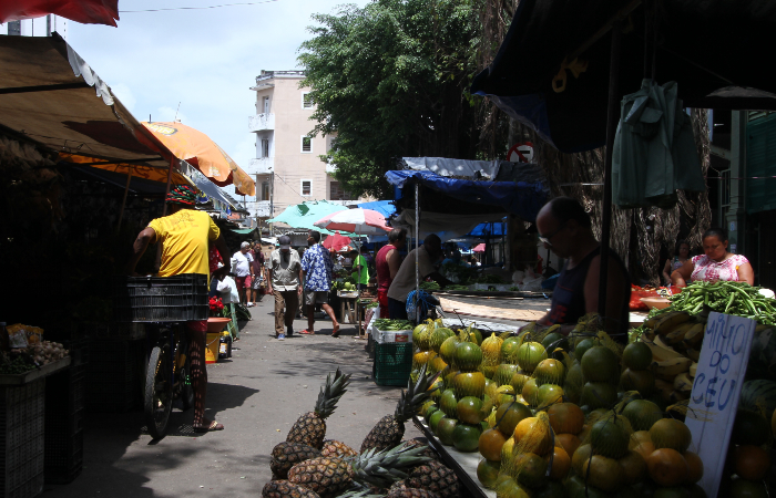 Feira existe h mais de trs dcadas no entorno do Mercado de So Jos - Foto: Peu Ricardo/DP