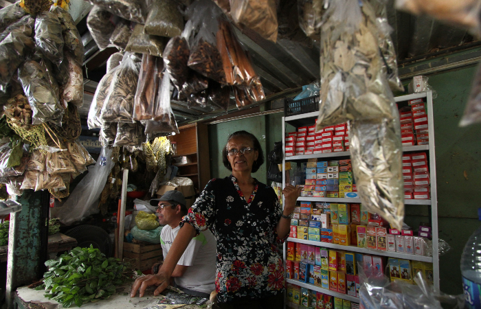 Vendedora de ervas e produtos religiosos, Marluce Barbosa trabalha no mesmo espaço desde os anos 90 - Foto: Peu Ricardo/DP