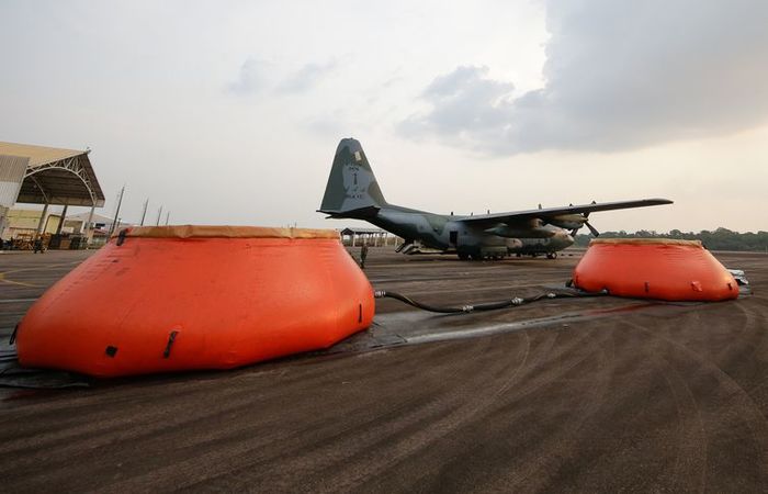 Abastecimento com água da Aeronave Hércules C-130 da Força Aérea Brasileira, que é utilizada no combate a focos de incêndio na Amazônia. Foto: Isac Nóbrega/PR (Foto: Isac Nóbrega/PR
) Abastecimento com água da Aeronave Hércules C-130 da Força Aérea Brasileira, que é utilizada no combate a focos de incêndio na Amazônia. Foto: Isac Nóbrega/PR (Foto: Isac Nóbrega/PR
)
