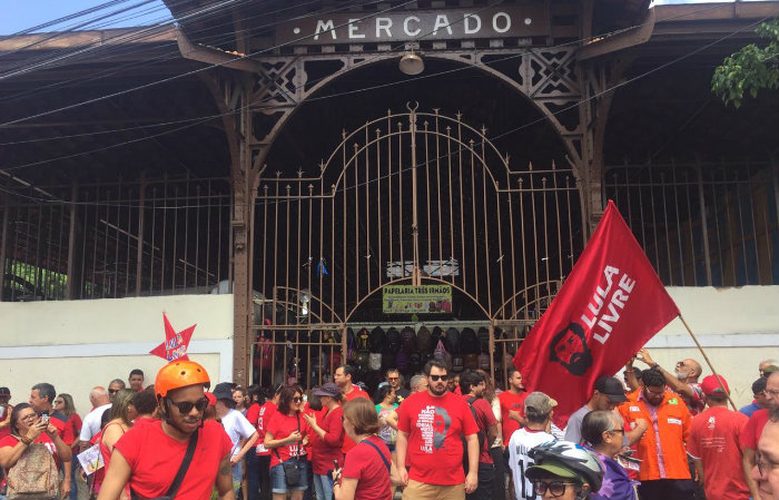 A manifestação começou às 9h em frente ao Mercado Público de Casa Amarela. Foto: André Santa Rosa/DP A manifestação começou às 9h em frente ao Mercado Público de Casa Amarela. Foto: André Santa Rosa/DP