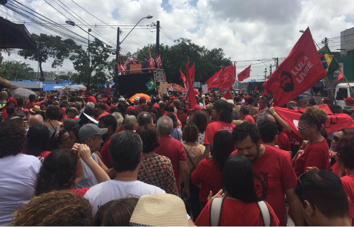 Os manifestantes se pediam liberdade ao ex-presidente Lula. Foto: Andr Santa Rosa/DP