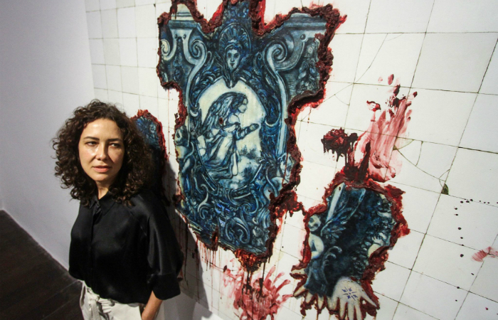 Adriana Varejo ao lado da obra Pele Tatuada  Moda de Azulejaria. Foto: Bruna Costa/DP
