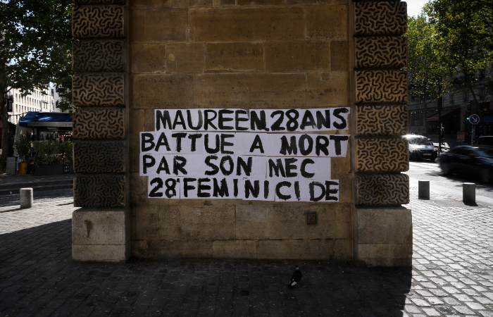 Cartazes nas ruas de Paris denunciam feminicdios - Lionel Bonaventure/AFP