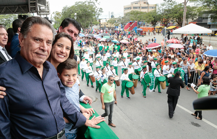 Raquel Lyra e o pai, o ex-governador Joo Lyra Neto, acompanharam o desfile em Caruaru - Jorge Farias/Prefeitura de Caruaru