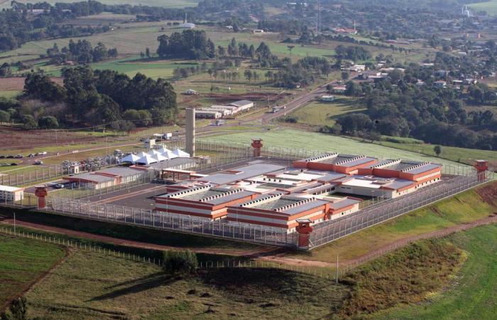 O integrante do Comando Vermelho permanecerá na Penitenciária Federal de Segurança Máxima de Catanduvas (PR). Foto: Divulgação/Ministério da Justiça e Segurança
(Foto: Divulgação/Ministério da Justiça e Segurança
) O integrante do Comando Vermelho permanecerá na Penitenciária Federal de Segurança Máxima de Catanduvas (PR). Foto: Divulgação/Ministério da Justiça e Segurança
(Foto: Divulgação/Ministério da Justiça e Segurança
)