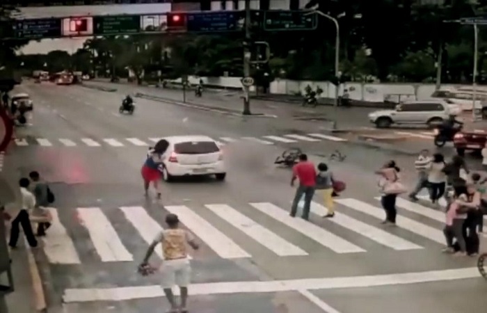 Motorista furou o sinal vermelho e atropelou a cadeirante na faixa de pedestre da Agamenon MagalhÃ£es no dia 13 de junho. CrÃ©dito: ReproduÃ§Ã£o vÃ­deo