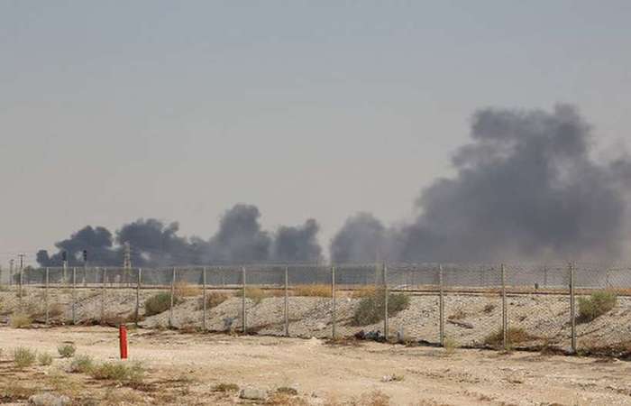 Fumaa  vista na refinaria de Abqaiq, um dos alvos do ataque com drones. Foto: AFP (Foto: AFP)