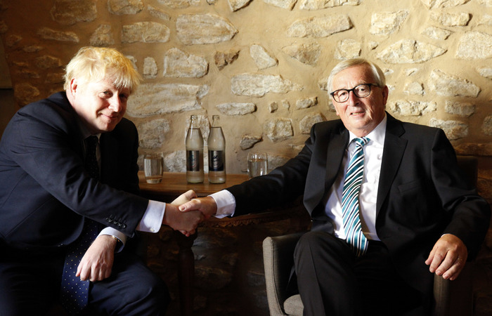 O primeiro-ministro britnico, Boris Johnson, e o presidente da Comisso Europeia, Jean-Claude Juncker. Foto: Franois Walschaerts/AFP