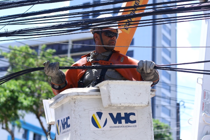 Companhia j removeu cerca de 16 toneladas de fios clandestinos no Grande Recife neste ano. Foto: Marlon Diego/Esp.DP 