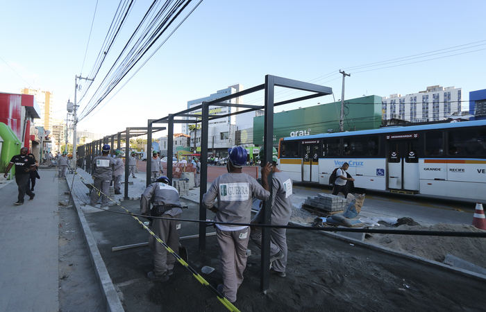 Prefeitura prossegue implantando as novas paradas de nibus, em metal e vidro temperado. Foto: Tarciso Augusto/Esp. DP FOTO