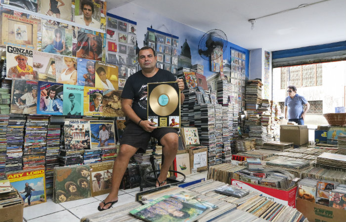 Cludio Alexandre com seu vinil de ouro do Gonzago. Foto: Tarciso Augusto/ ESP. DP Foto