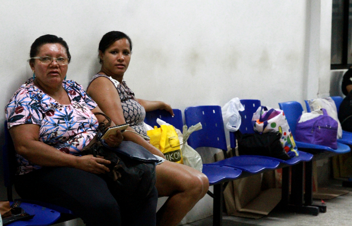 Maria de Fátima e Maria José: madrugada de incertezas. Foto: Bruna Costa/Esp. DP