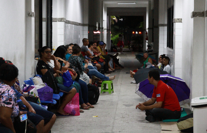 Espera para marcação de consulta irá virar a noite. Foto: Bruna Costa/Esp. DP