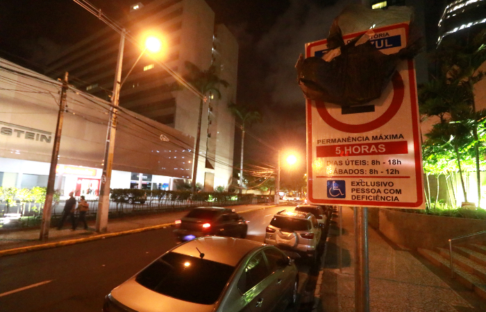 Placas de Zona Azul comearam a ser instaladas nas ruas da Ilha do Leite. Foto: Bruna Costa/Esp. DP FOTO