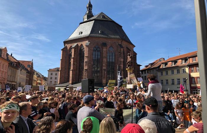 Crianas e estudantes reunidos no centro de Heidelberg, no sudoeste da Alemanha. Foto: Cortesia