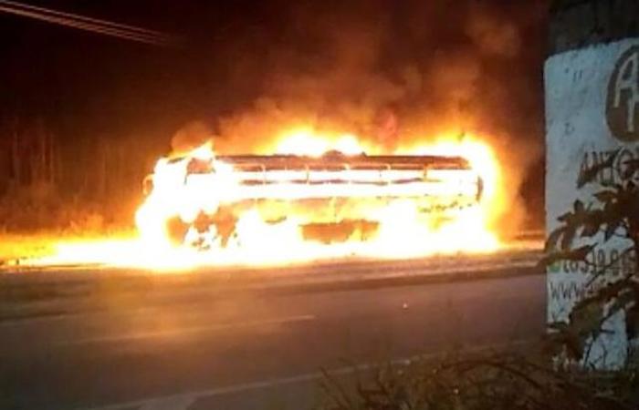 Ônibus incendiado na madrugada em Maranguape. Foto: reprodução (Foto: reprodução) Ônibus incendiado na madrugada em Maranguape. Foto: reprodução (Foto: reprodução)