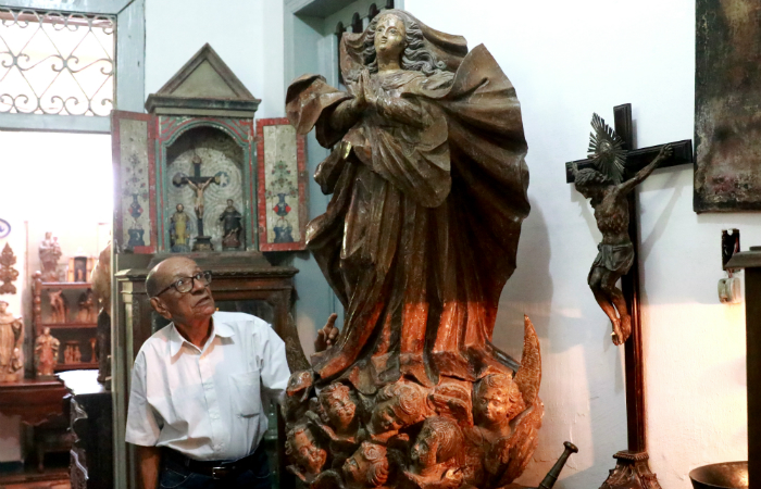 Z Santeiro com escultura de Nossa Senhora da Conceio do sculo 18 (Foto: Bruna Costa/DP)