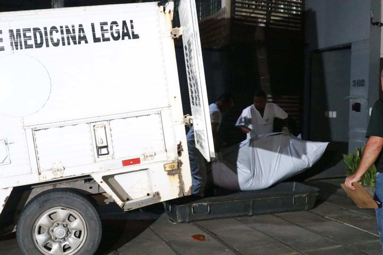 Vítima foi levada pelo IML por volta das 19h20. Foto: Bruna Costa/Esp. DP Vítima foi levada pelo IML por volta das 19h20. Foto: Bruna Costa/Esp. DP