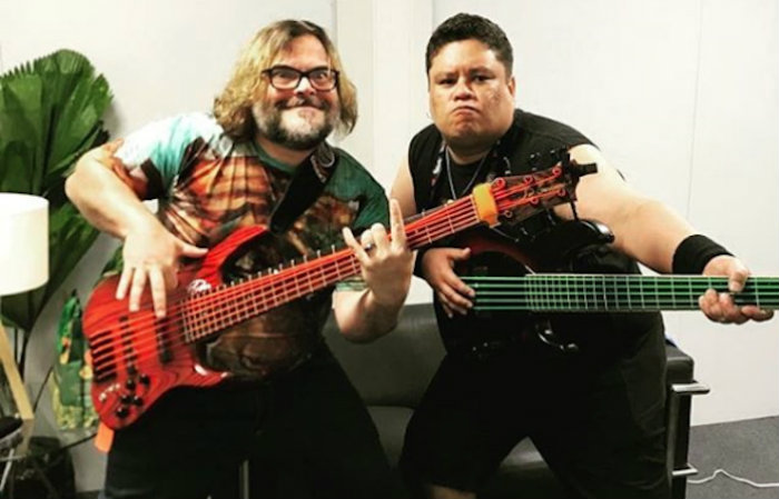 Jnior Bass Groovador (direita) no Rock in Rio 2019 tocando com a banda Tenacious D. Foto: Reproduo/Instagram
