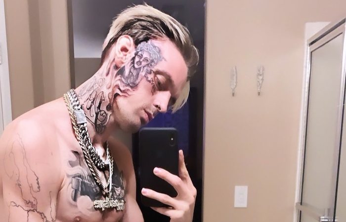 Depois que o cantor contou sobre a homenagem, o tatuador disse que tentou convencer Aaron a desistir da ideia - Foto: Instagram/Reproduo. 