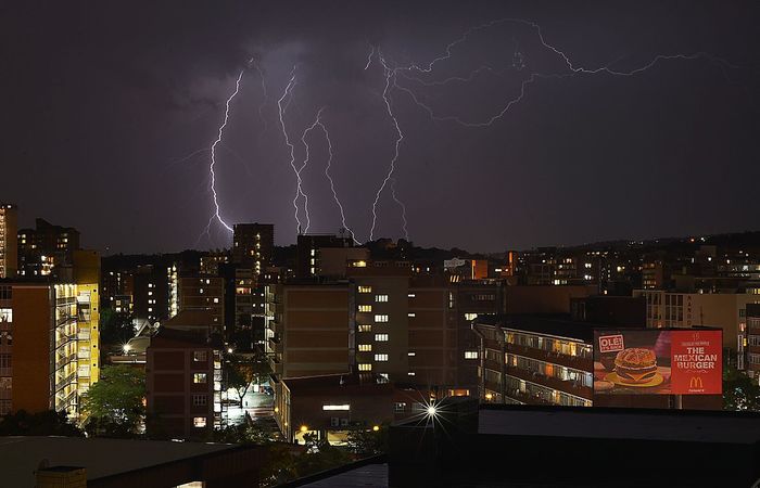 Para a observao desses raios %u201Cinvertidos%u201D, os pesquisadores utilizaram cmeras fotogrficas digitais e de vdeo de alta velocidade - Foto: Marcello Casal jr/Agncia Brasil. 