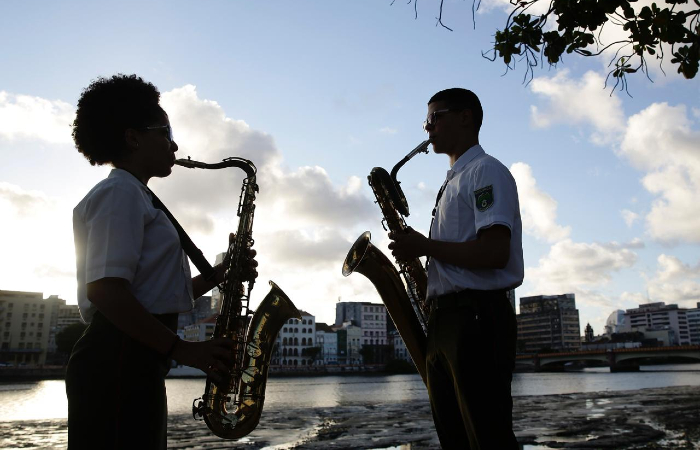 Saianny e Gabryel, irmos saxofonistas da banda Curica, de Goiana. Foto: Paulo Paiva/DP.