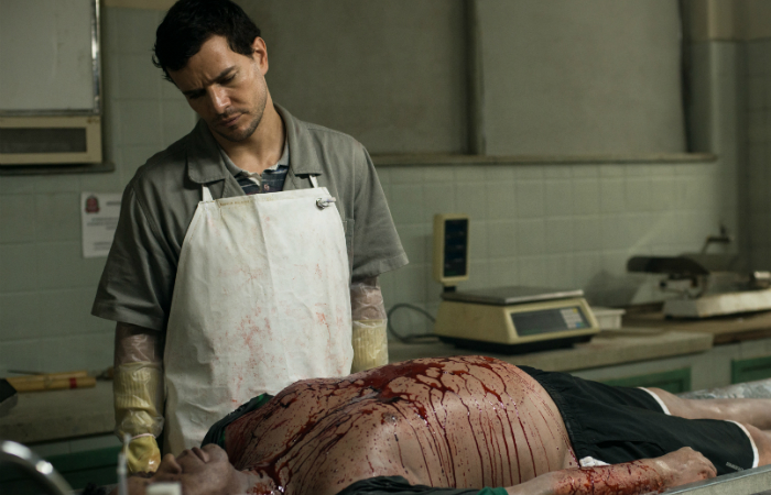 A trama  protagonizada por Stnio (Daniel de Oliveira), um funcionrio noturno do IML tem o dom de conversar com os cadveres. Foto: Pagu Filmes/Divulgao