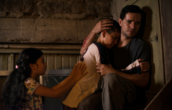 Os filhos do casal, Edson (Cau Martins) e Cia (Annalara Prates), no so poupados das cenas de sofrimento. Foto: Pagu Filmes/Divulgao