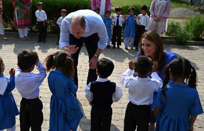 William e Kate passaram aproximadamente meia hora na instituio, que tem cerca de mil alunas, entre o ensino fundamental e mdio - foto: Aamir Qureshi/AFP. 