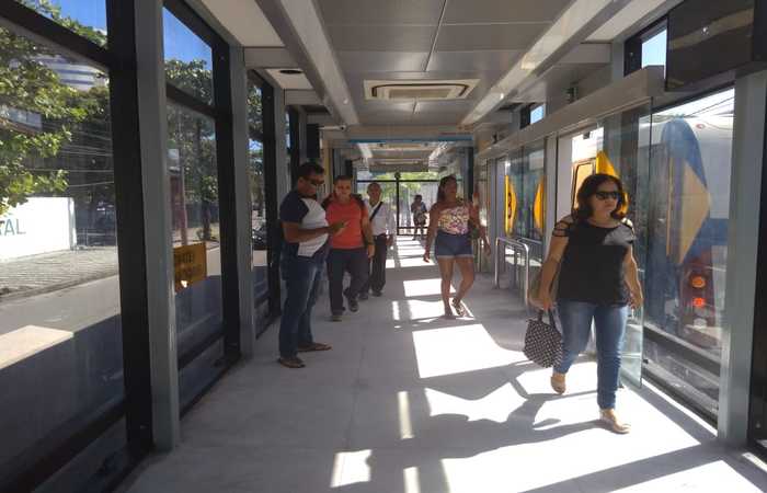 A Estao de BRT Istmo, na Avenida Cais do Apolo, foi a primeira a receber o piso de concreto no lugar do alumnio. Crdito: Tnia Passos /DP