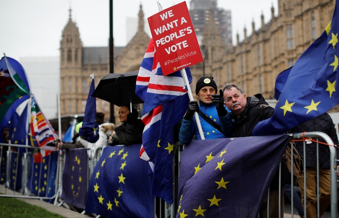  Com transmisso ao vivo pela TV e manifestantes pelas ruas de Londres, os parlamentares se reuniram para enfim definir quando e como o brexit ir acontecer - Foto: Tolga AKMEN/AFP