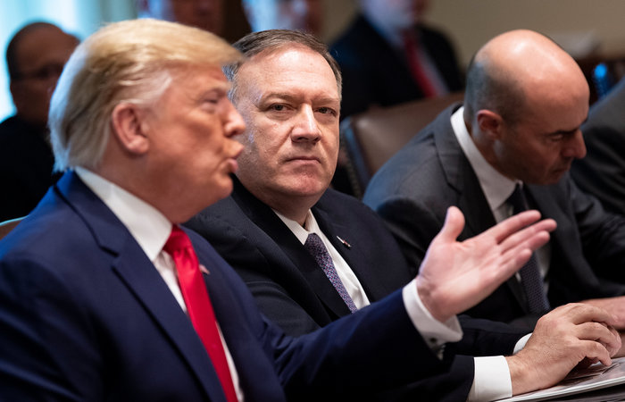 Donald Trump ao lado do Secretário de Estado americano, Mike Pompeo. (Foto: Brendan Smialowski / AFP.) Donald Trump ao lado do Secretário de Estado americano, Mike Pompeo. (Foto: Brendan Smialowski / AFP.)