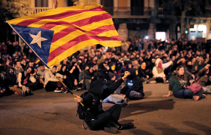 Na capital da regio, ativistas separatistas realizaram novo protesto (Foto: Pau Barrena / AFP.)