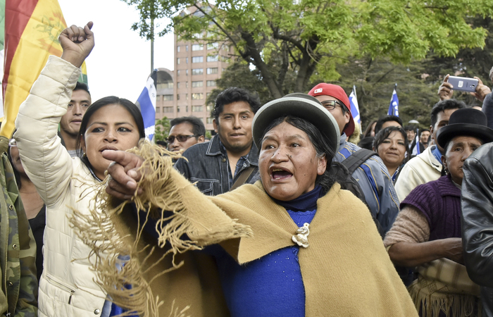 Apoiadores do presidente e candidato da Bolvia, Evo Morales, protestam contra o principal candidato da oposio, ex-presidente Carlos Mesa (2003-2005)  (Foto: AIZAR RALDES / AFP.)