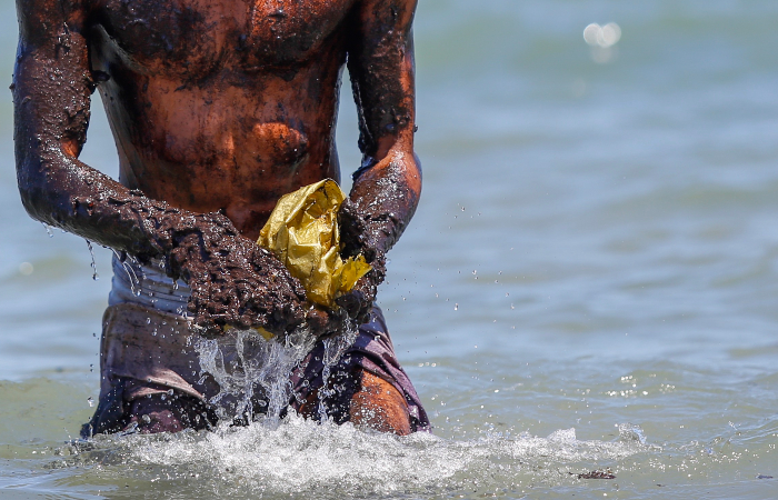 Em cinco dias, foram retiradas 257 toneladas de petrleo cru nas praias pernambucanas (Foto: Leandro de Santana/Esp. DP.)